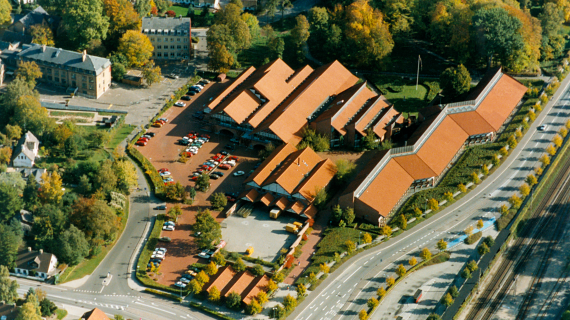 luftfoto af det nyopførte bibliotek og rådhus