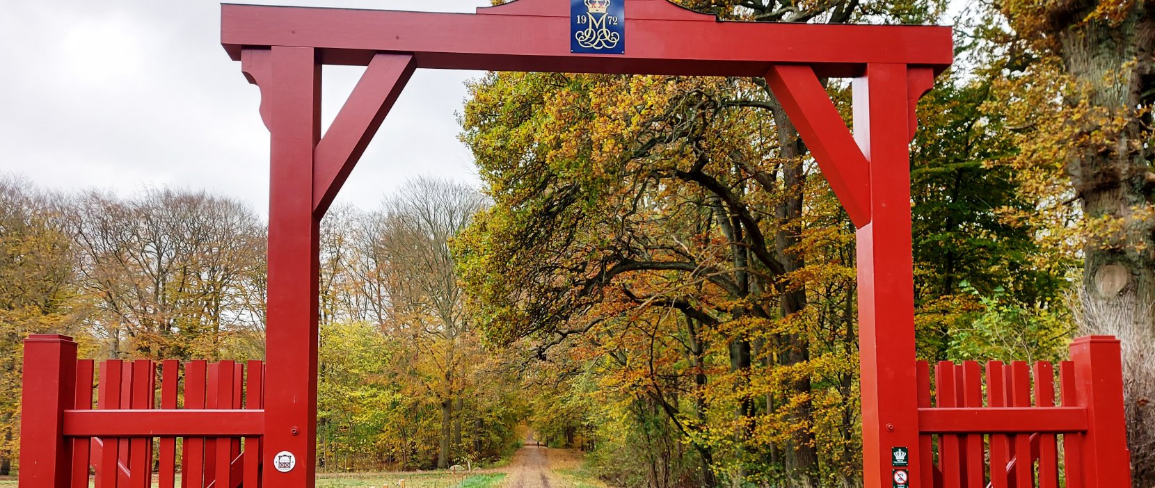 De røde porte med efterårsfarver