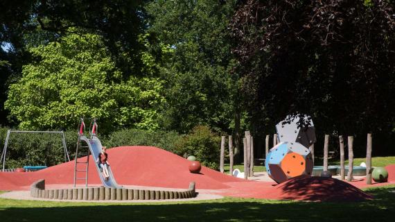 Foto: Cathrinelystparken i Birkerød - dreng på legepladsen