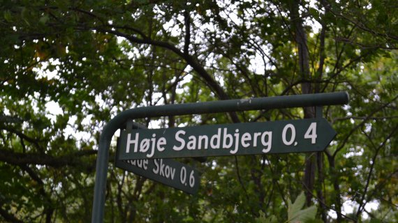 Foto: Høje Sandbjerg - skilt
