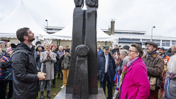 Jair Melchior og Ann Sofie Orth afslører monument i Vedbæk