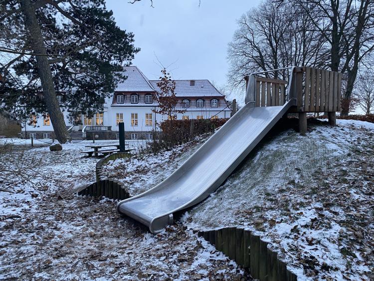 Legepladsen i Biblioteksparken i Nærum i snevejr i november 2023.