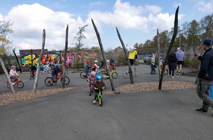 Børn på cykler til Cykelmyggens fødselsdag i 2022